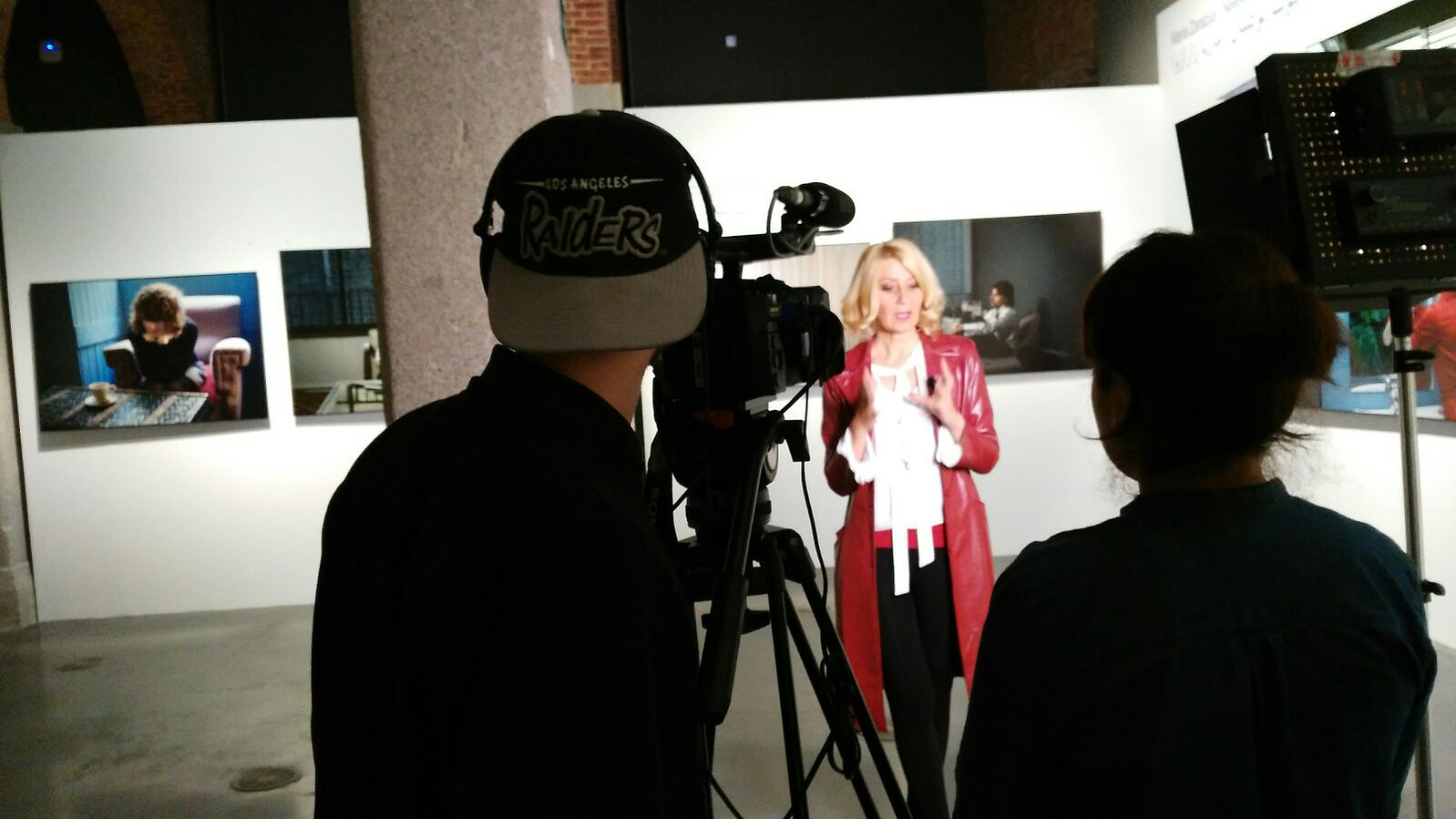 Zara Fernández de Moya y Santiago Olmo, comisarios de la exposición Miradas Paralelas. Irán-España: fotógrafas en el espejo en el Centro Cultural Conde Duque de Madrid