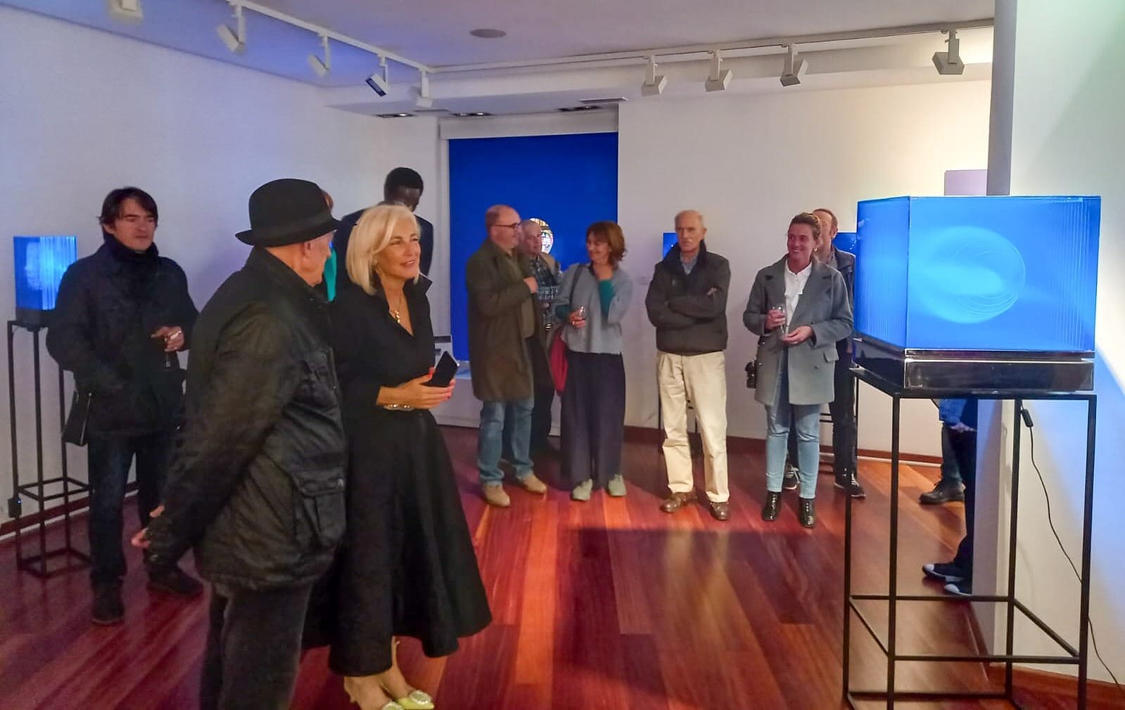 Exposición "Cajas luminosas" de Diego Moya, comisariada por Zara Fernández de Moya, en la Galería Aurora Vigil-Escalera (Gijón)