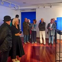 Exposición "Cajas luminosas" de Diego Moya, comisariada por Zara Fernández de Moya, en la Galería Aurora Vigil-Escalera (Gijón)