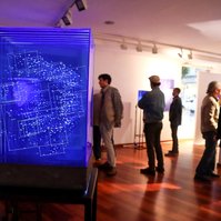 Exposición "Cajas luminosas" de Diego Moya, comisariada por Zara Fernández de Moya, en la Galería Aurora Vigil-Escalera (Gijón)