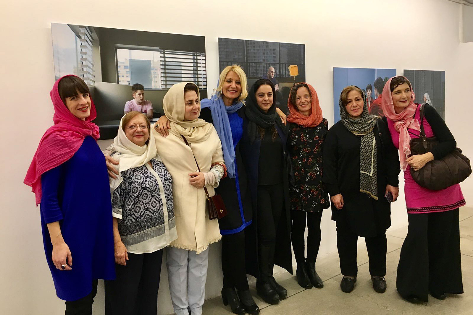 Zara Fernández de Moya y Santiago Olmo, comisarios de la exposición Miradas Paralelas. Irán-España: fotógrafas en el espejo en la Silk Road Gallery de Teherán