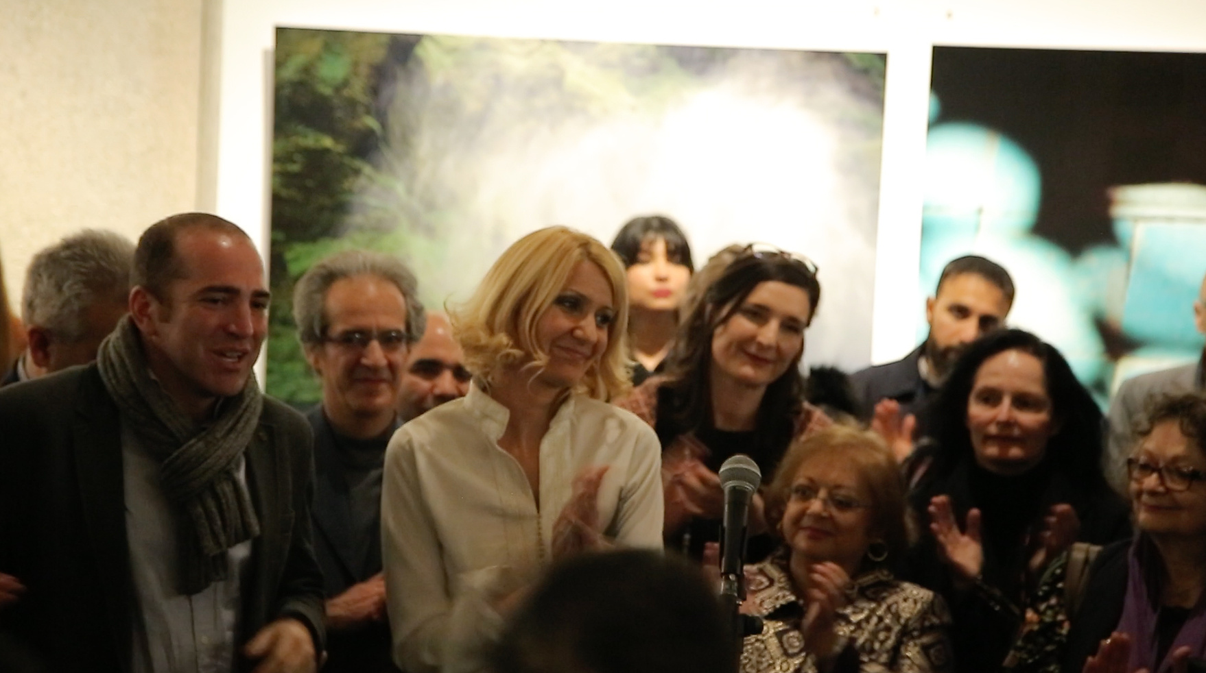 Zara Fernández de Moya y Santiago Olmo, comisarios de la exposición Miradas Paralelas. Irán-España: fotógrafas en el espejo en el Centro Cultural Conde Duque de Madrid