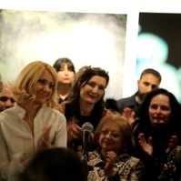 Zara Fernández de Moya y Santiago Olmo, comisarios de la exposición Miradas Paralelas. Irán-España: fotógrafas en el espejo en el Centro Cultural Conde Duque de Madrid