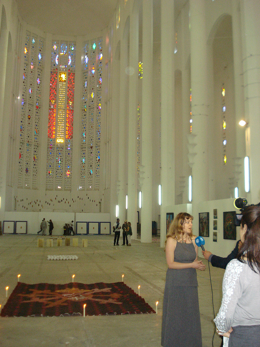 Zara Fernández de Moya comisariando a ocho artistas españoles en la Primera Bienal de Casablanca en 2012