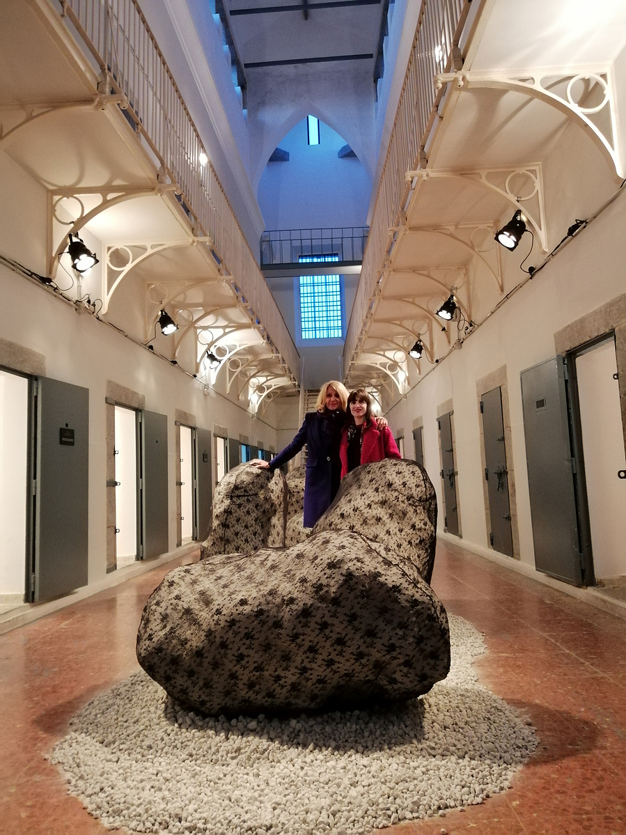 Soledad Córdoba y Zara Fernández de Moya en la exposición "Trilogía del Alma" en la Cárcel de Segovia