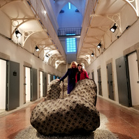 Soledad Córdoba y Zara Fernández de Moya en la exposición "Trilogía del Alma" en la Cárcel de Segovia