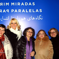 Zara Fernández de Moya y Santiago Olmo, comisarios de la exposición Miradas Paralelas. Irán-España: fotógrafas en el espejo en el Centro Cultural Conde Duque de Madrid