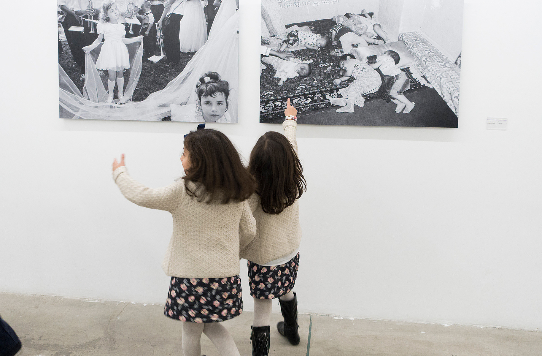Zara Fernández de Moya y Santiago Olmo, comisarios de la exposición Miradas Paralelas. Irán-España: fotógrafas en el espejo en la Silk Road Gallery de Teherán