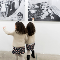 Zara Fernández de Moya y Santiago Olmo, comisarios de la exposición Miradas Paralelas. Irán-España: fotógrafas en el espejo en la Silk Road Gallery de Teherán