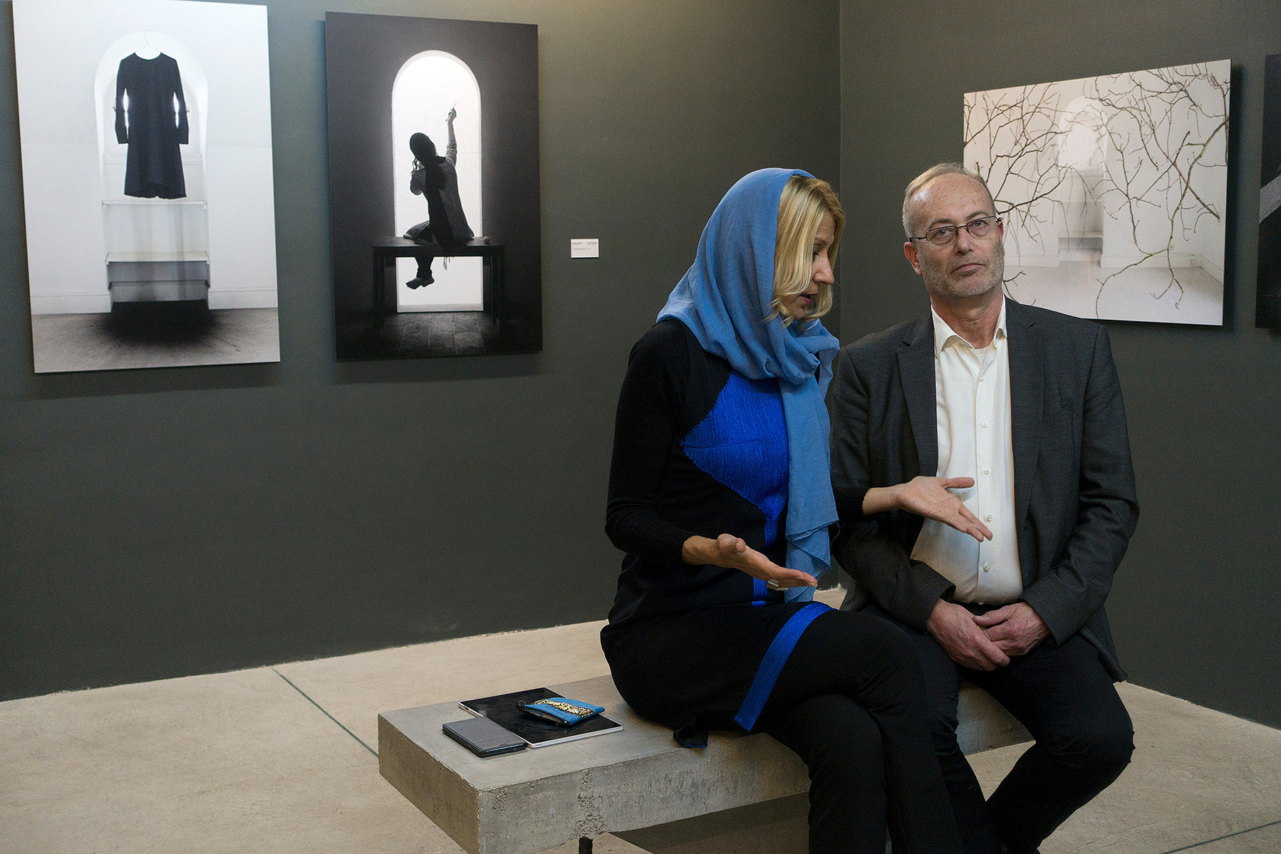 Zara Fernández de Moya y Santiago Olmo, comisarios de la exposición Miradas Paralelas. Irán-España: fotógrafas en el espejo en la Silk Road Gallery de Teherán
