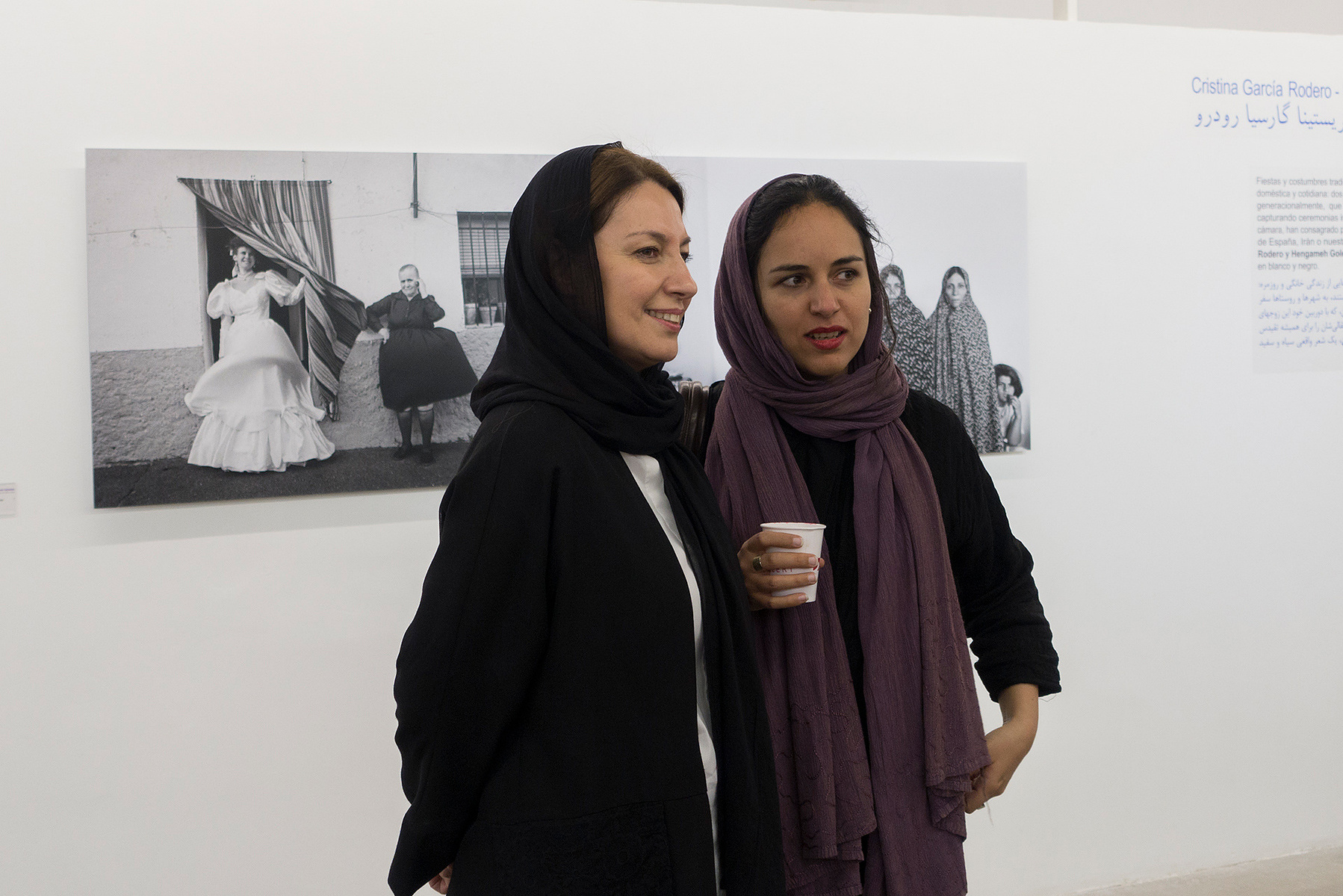 Zara Fernández de Moya y Santiago Olmo, comisarios de la exposición Miradas Paralelas. Irán-España: fotógrafas en el espejo en la Silk Road Gallery de Teherán