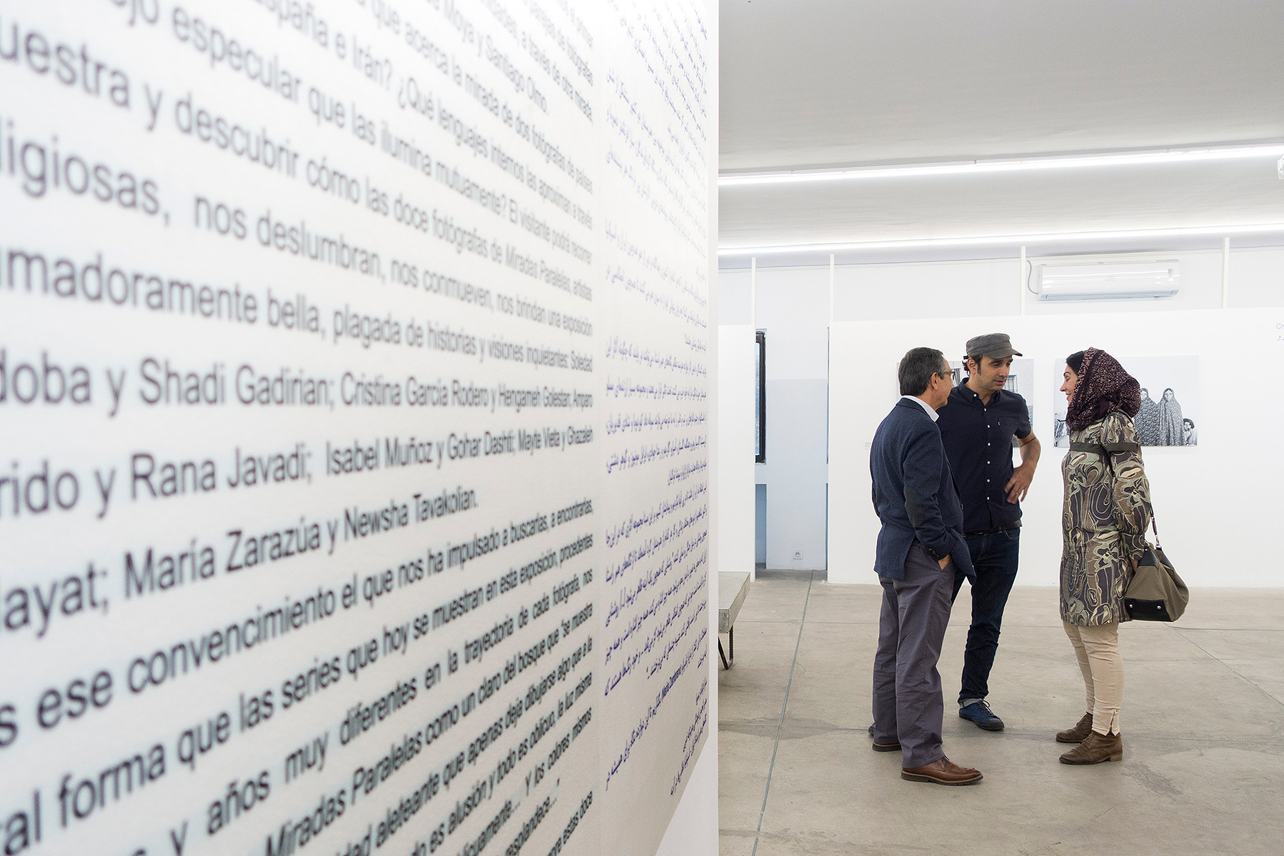 Zara Fernández de Moya y Santiago Olmo, comisarios de la exposición Miradas Paralelas. Irán-España: fotógrafas en el espejo en la Silk Road Gallery de Teherán