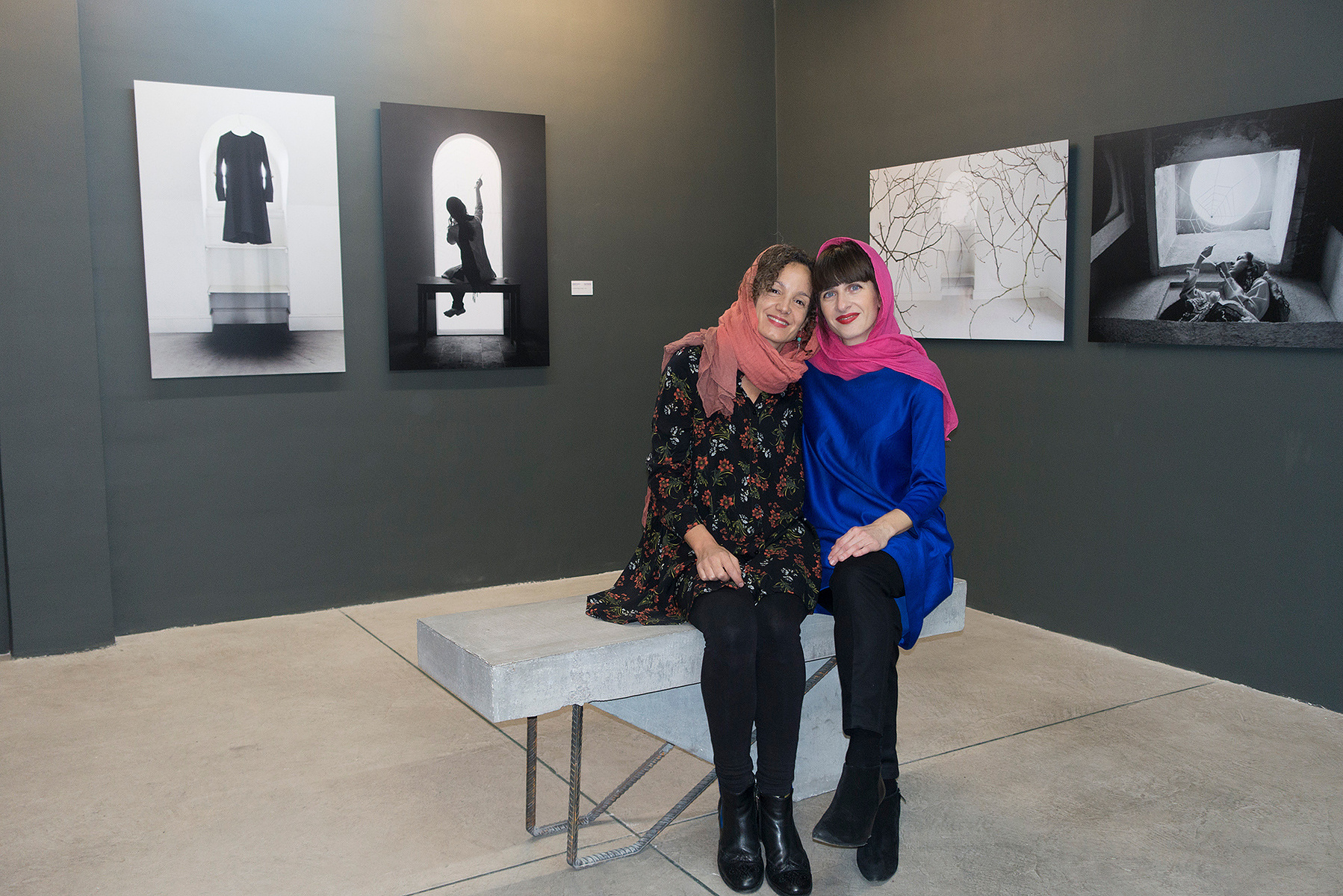 Zara Fernández de Moya y Santiago Olmo, comisarios de la exposición Miradas Paralelas. Irán-España: fotógrafas en el espejo en la Silk Road Gallery de Teherán