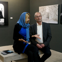 Zara Fernández de Moya y Santiago Olmo, comisarios de la exposición Miradas Paralelas. Irán-España: fotógrafas en el espejo en la Silk Road Gallery de Teherán