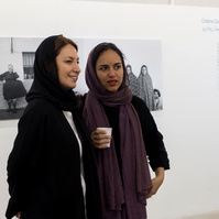 Zara Fernández de Moya y Santiago Olmo, comisarios de la exposición Miradas Paralelas. Irán-España: fotógrafas en el espejo en la Silk Road Gallery de Teherán