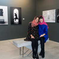 Zara Fernández de Moya y Santiago Olmo, comisarios de la exposición Miradas Paralelas. Irán-España: fotógrafas en el espejo en la Silk Road Gallery de Teherán