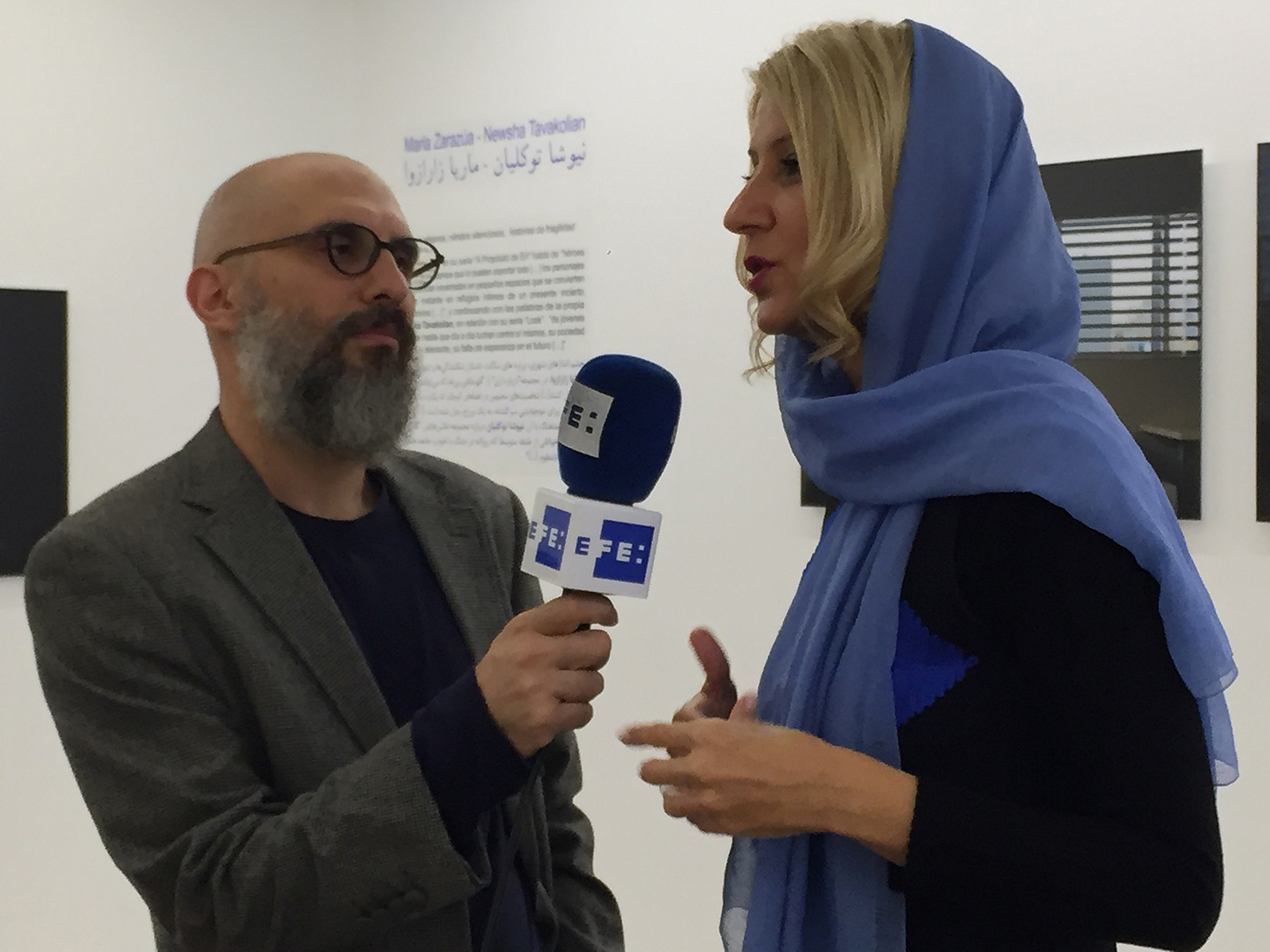 Zara Fernández de Moya y Santiago Olmo, comisarios de la exposición Miradas Paralelas. Irán-España: fotógrafas en el espejo en la Silk Road Gallery de Teherán