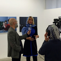 Zara Fernández de Moya y Santiago Olmo, comisarios de la exposición Miradas Paralelas. Irán-España: fotógrafas en el espejo en la Silk Road Gallery de Teherán