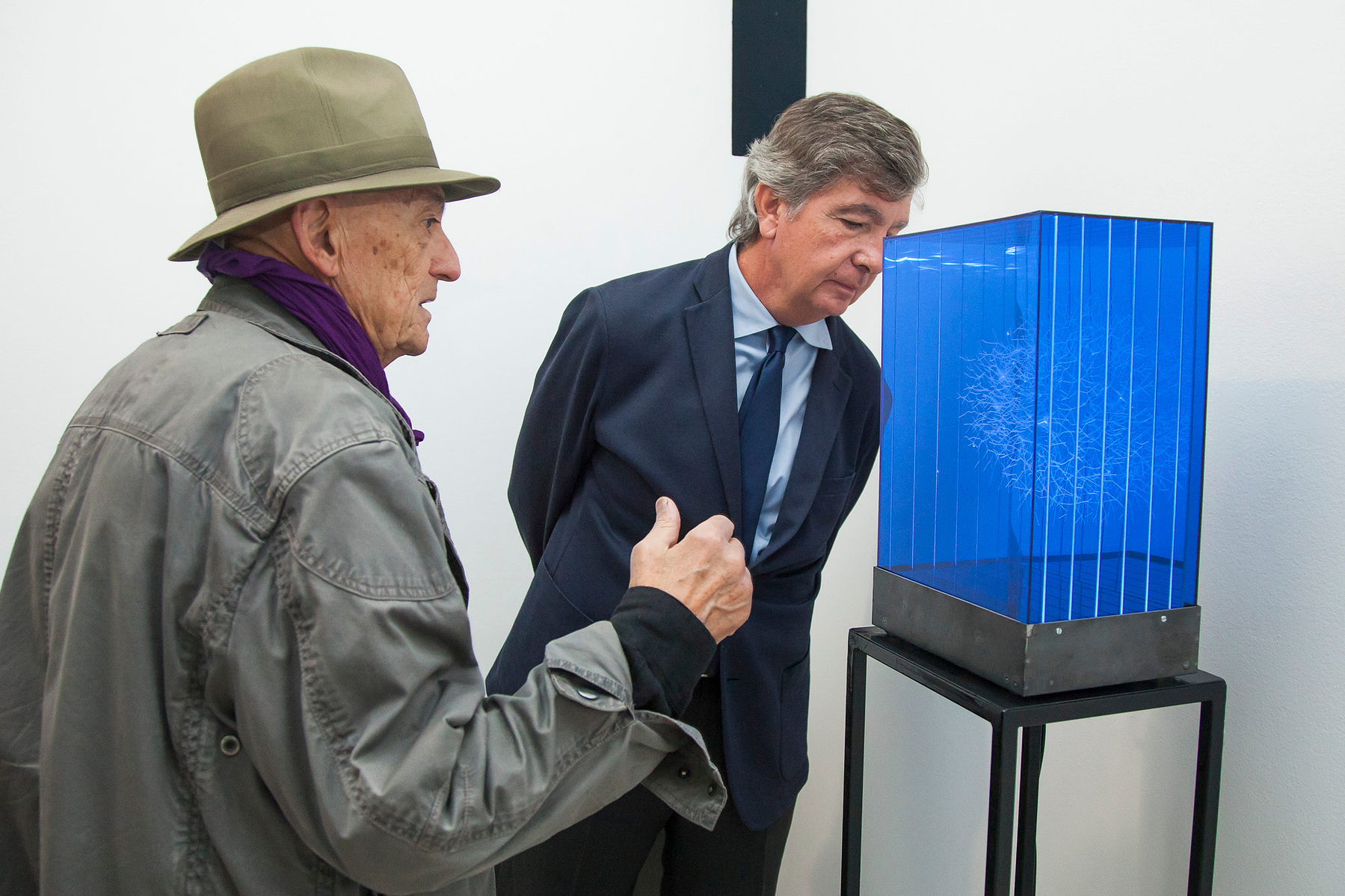 Exposición "Cajas luminosas" de Diego Moya, comisariada por Zara Fernández de Moya, en la Galería Luis Burgos de Madrid