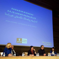 Zara Fernández de Moya y Santiago Olmo, comisarios de la exposición Miradas Paralelas. Irán-España: fotógrafas en el espejo en el Centro Cultural Conde Duque de Madrid