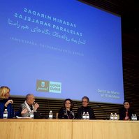 Zara Fernández de Moya y Santiago Olmo, comisarios de la exposición Miradas Paralelas. Irán-España: fotógrafas en el espejo en el Centro Cultural Conde Duque de Madrid