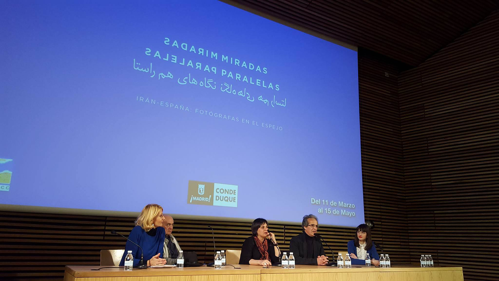 Zara Fernández de Moya y Santiago Olmo, comisarios de la exposición Miradas Paralelas. Irán-España: fotógrafas en el espejo en el Centro Cultural Conde Duque de Madrid