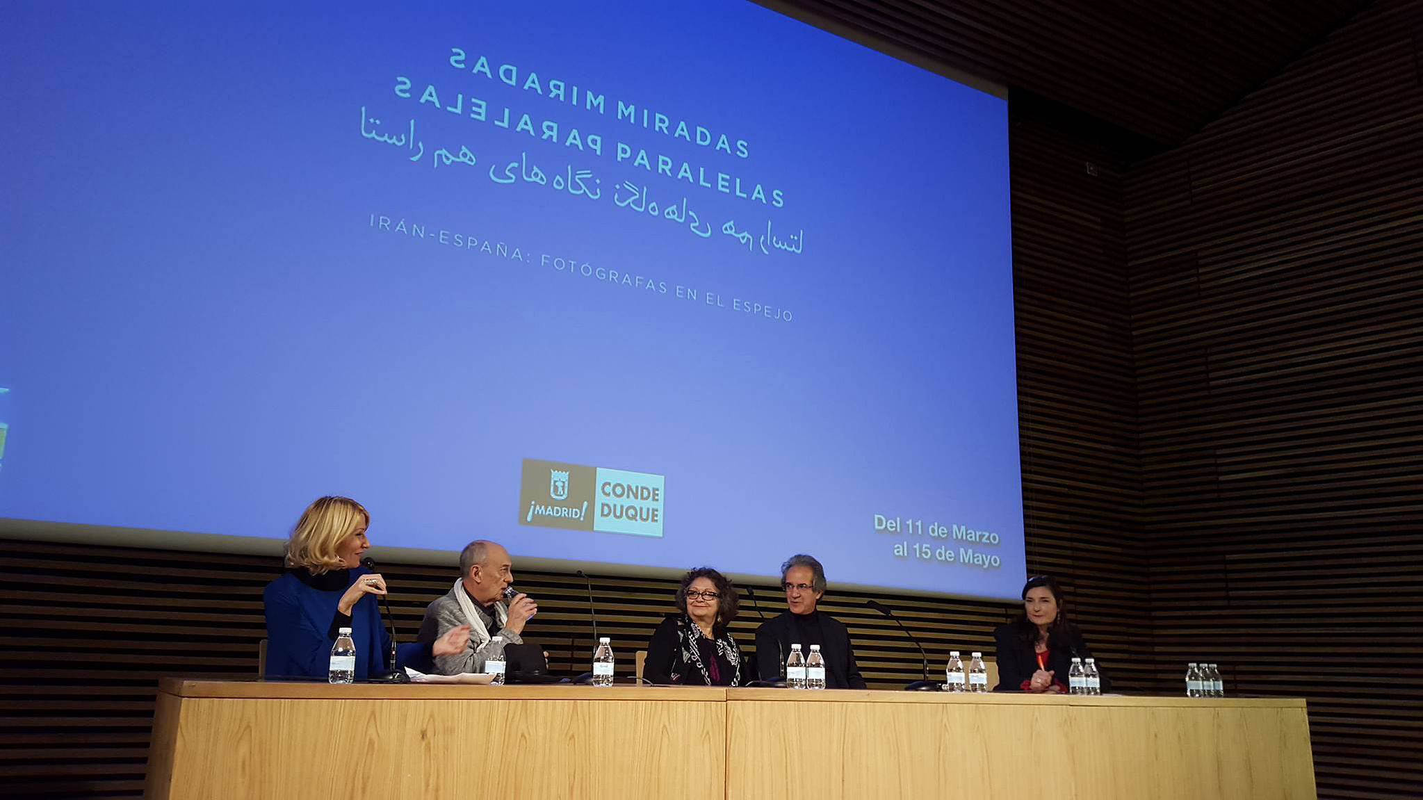 Zara Fernández de Moya y Santiago Olmo, comisarios de la exposición Miradas Paralelas. Irán-España: fotógrafas en el espejo en el Centro Cultural Conde Duque de Madrid