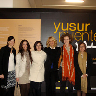 Zara Fernández de Moya junto a los artistas de la exposición Yusur-Puentes: Paisaje y arquitectura en Marruecos y España, que formó parte del programa cultural de la Presidencia española de la Unión Europea