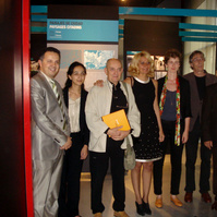 Zara Fernández de Moya junto a los artistas de la exposición Yusur-Puentes: Paisaje y arquitectura en Marruecos y España, que formó parte del programa cultural de la Presidencia española de la Unión Europea