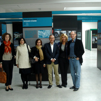 Zara Fernández de Moya junto a los artistas de la exposición Yusur-Puentes: Paisaje y arquitectura en Marruecos y España, que formó parte del programa cultural de la Presidencia española de la Unión Europea