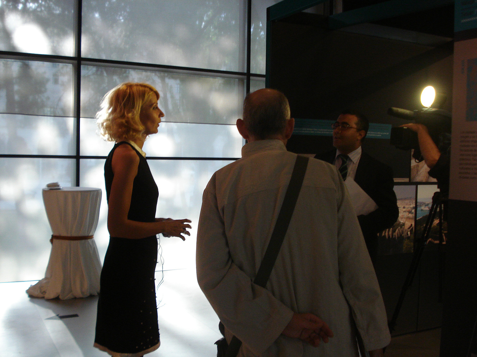 Zara Fernández de Moya junto a los artistas de la exposición Yusur-Puentes: Paisaje y arquitectura en Marruecos y España, que formó parte del programa cultural de la Presidencia española de la Unión Europea