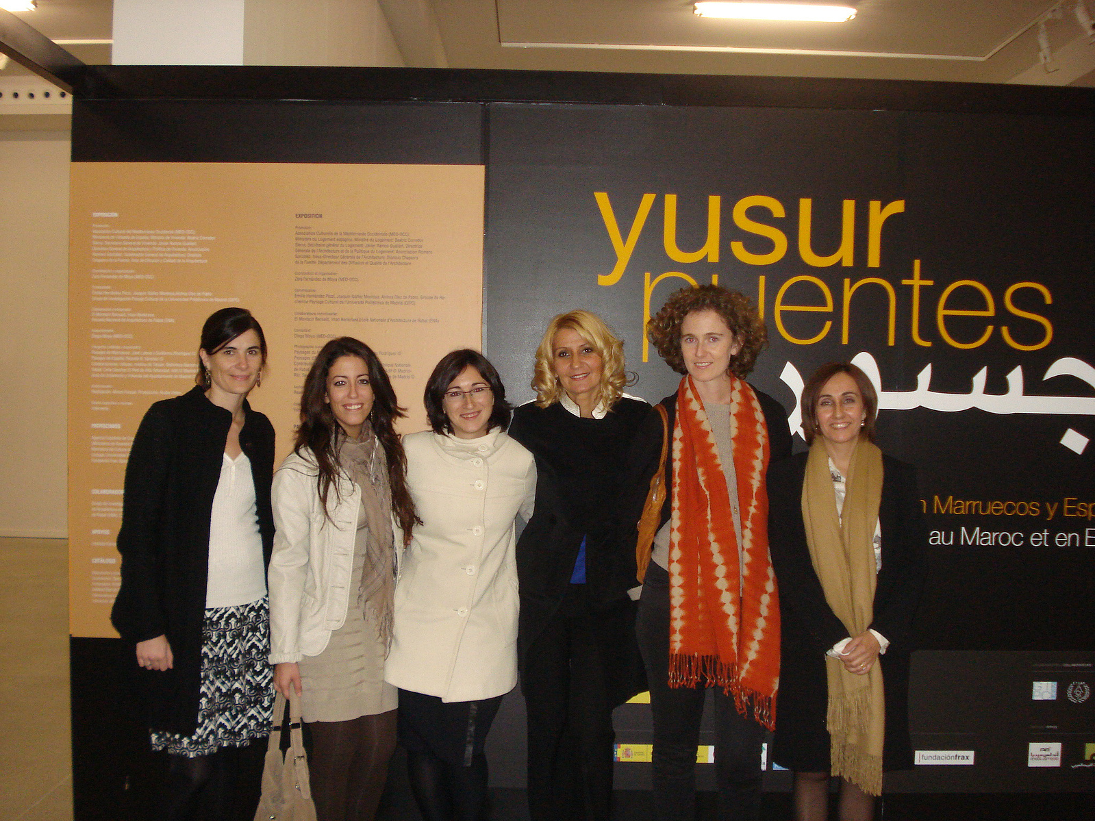 Zara Fernández de Moya junto a los artistas de la exposición Yusur-Puentes: Paisaje y arquitectura en Marruecos y España, que formó parte del programa cultural de la Presidencia española de la Unión Europea