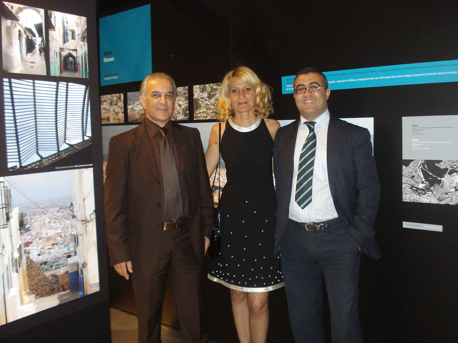 Zara Fernández de Moya junto a los artistas de la exposición Yusur-Puentes: Paisaje y arquitectura en Marruecos y España, que formó parte del programa cultural de la Presidencia española de la Unión Europea