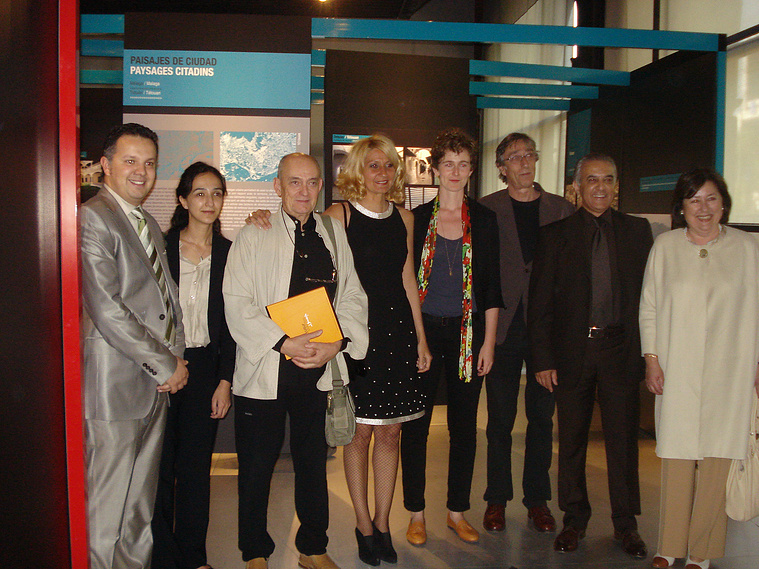 Zara Fernández de Moya junto a los artistas de la exposición Yusur-Puentes: Paisaje y arquitectura en Marruecos y España, que formó parte del programa cultural de la Presidencia española de la Unión Europea