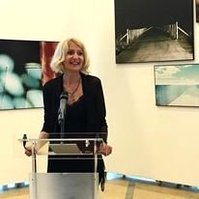 Zara Fernández de Moya y Santiago Olmo, comisarios de la exposición Miradas Paralelas. Irán-España: fotógrafas en el espejo en la Fundación Tres Culturas de Sevilla