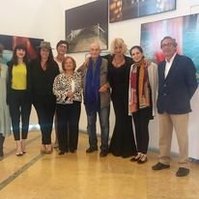 Zara Fernández de Moya y Santiago Olmo, comisarios de la exposición Miradas Paralelas. Irán-España: fotógrafas en el espejo en la Fundación Tres Culturas de Sevilla