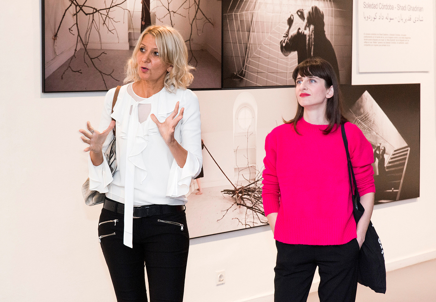 Zara Fernández de Moya y Santiago Olmo, comisarios de la exposición Miradas Paralelas. Irán-España: fotógrafas en el espejo en el Museo Barjola de Gijón