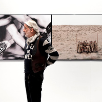 Zara Fernández de Moya y Santiago Olmo, comisarios de la exposición Miradas Paralelas. Irán-España: fotógrafas en el espejo en el Museo Barjola de Gijón