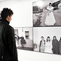Zara Fernández de Moya y Santiago Olmo, comisarios de la exposición Miradas Paralelas. Irán-España: fotógrafas en el espejo en el Museo Barjola de Gijón