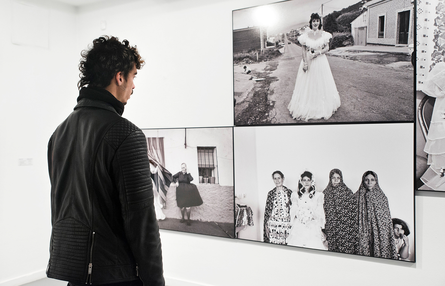 Zara Fernández de Moya y Santiago Olmo, comisarios de la exposición Miradas Paralelas. Irán-España: fotógrafas en el espejo en el Museo Barjola de Gijón