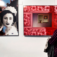 Zara Fernández de Moya y Santiago Olmo, comisarios de la exposición Miradas Paralelas. Irán-España: fotógrafas en el espejo en el Museo Barjola de Gijón