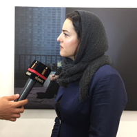 Zara Fernández de Moya y Santiago Olmo, comisarios de la exposición Miradas Paralelas. Irán-España: fotógrafas en el espejo en la Silk Road Gallery de Teherán