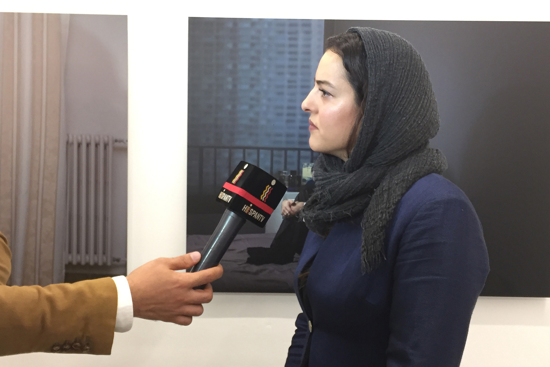 Zara Fernández de Moya y Santiago Olmo, comisarios de la exposición Miradas Paralelas. Irán-España: fotógrafas en el espejo en la Silk Road Gallery de Teherán