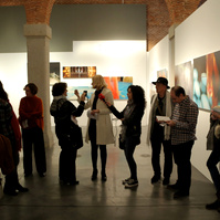 Zara Fernández de Moya y Santiago Olmo, comisarios de la exposición Miradas Paralelas. Irán-España: fotógrafas en el espejo en el Centro Cultural Conde Duque de Madrid