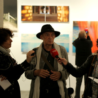 Zara Fernández de Moya y Santiago Olmo, comisarios de la exposición Miradas Paralelas. Irán-España: fotógrafas en el espejo en el Centro Cultural Conde Duque de Madrid