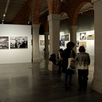 Zara Fernández de Moya y Santiago Olmo, comisarios de la exposición Miradas Paralelas. Irán-España: fotógrafas en el espejo en el Centro Cultural Conde Duque de Madrid
