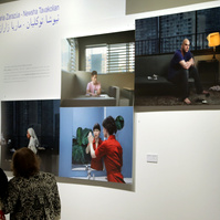 Zara Fernández de Moya y Santiago Olmo, comisarios de la exposición Miradas Paralelas. Irán-España: fotógrafas en el espejo en el Centro Cultural Conde Duque de Madrid