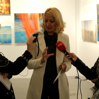 Zara Fernández de Moya y Santiago Olmo, comisarios de la exposición Miradas Paralelas. Irán-España: fotógrafas en el espejo en el Centro Cultural Conde Duque de Madrid