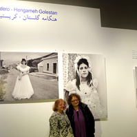 Zara Fernández de Moya y Santiago Olmo, comisarios de la exposición Miradas Paralelas. Irán-España: fotógrafas en el espejo en el Centro Cultural Conde Duque de Madrid