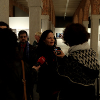 Zara Fernández de Moya y Santiago Olmo, comisarios de la exposición Miradas Paralelas. Irán-España: fotógrafas en el espejo en el Centro Cultural Conde Duque de Madrid
